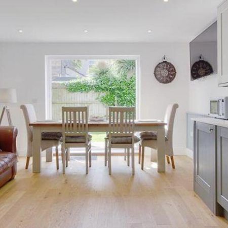 Newly Renovated 3 Bedroom Victorian Detached House 본머스 외부 사진