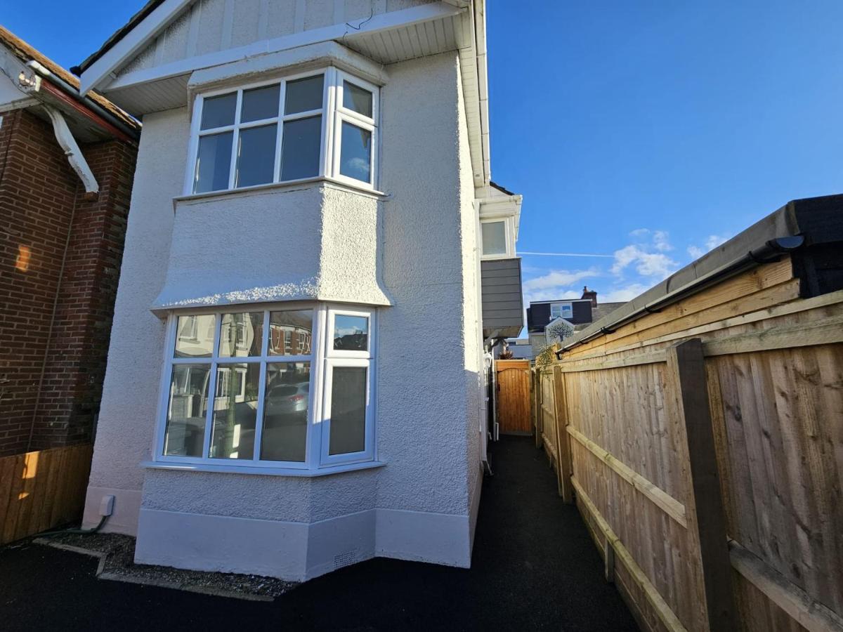 Newly Renovated 3 Bedroom Victorian Detached House 본머스 외부 사진