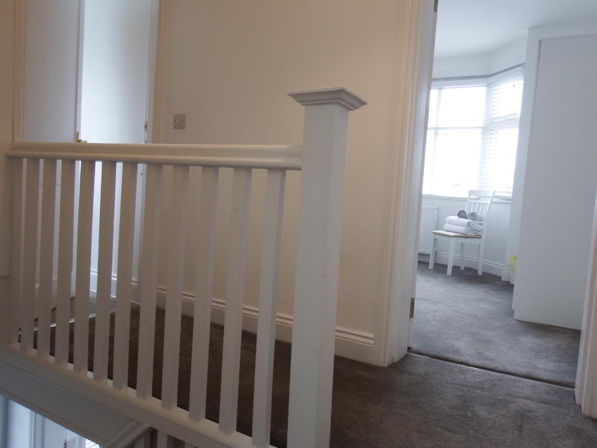 Newly Renovated 3 Bedroom Victorian Detached House 본머스 외부 사진