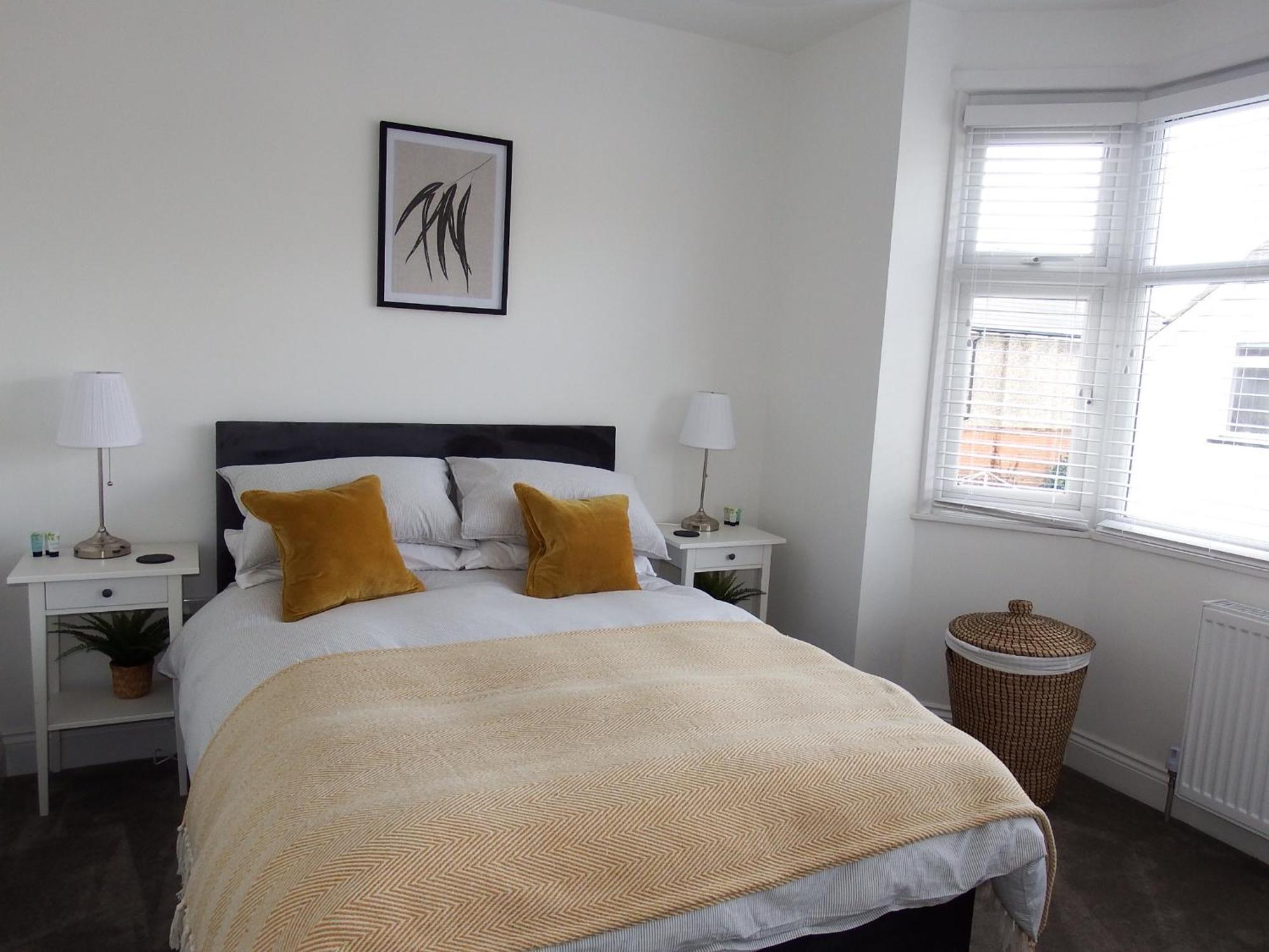 Newly Renovated 3 Bedroom Victorian Detached House 본머스 외부 사진