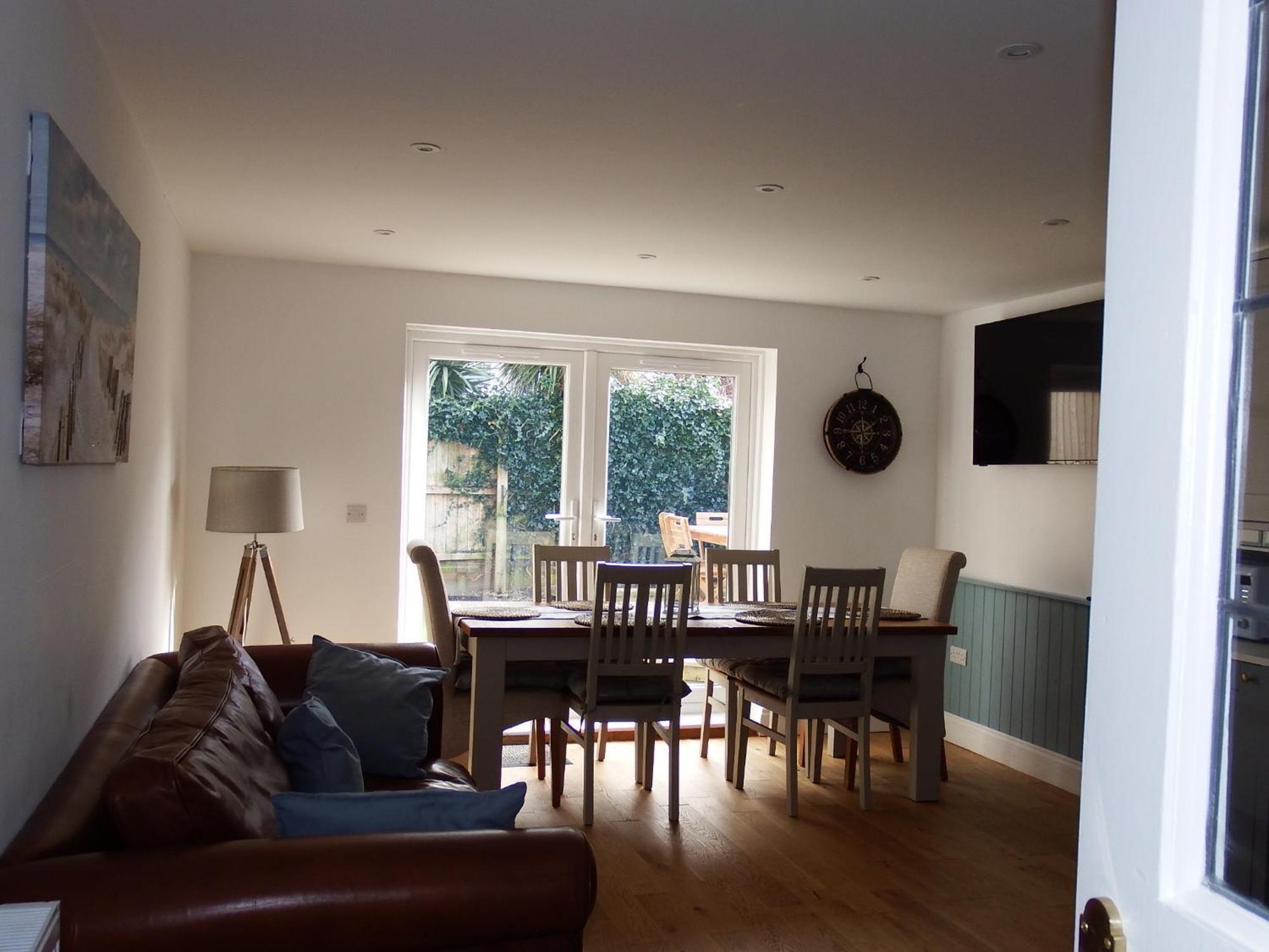 Newly Renovated 3 Bedroom Victorian Detached House 본머스 외부 사진