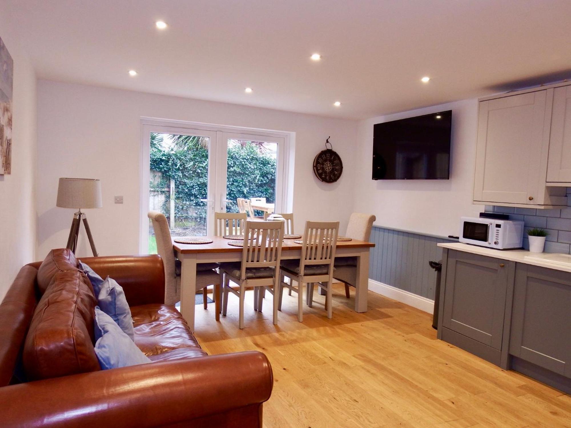 Newly Renovated 3 Bedroom Victorian Detached House 본머스 외부 사진