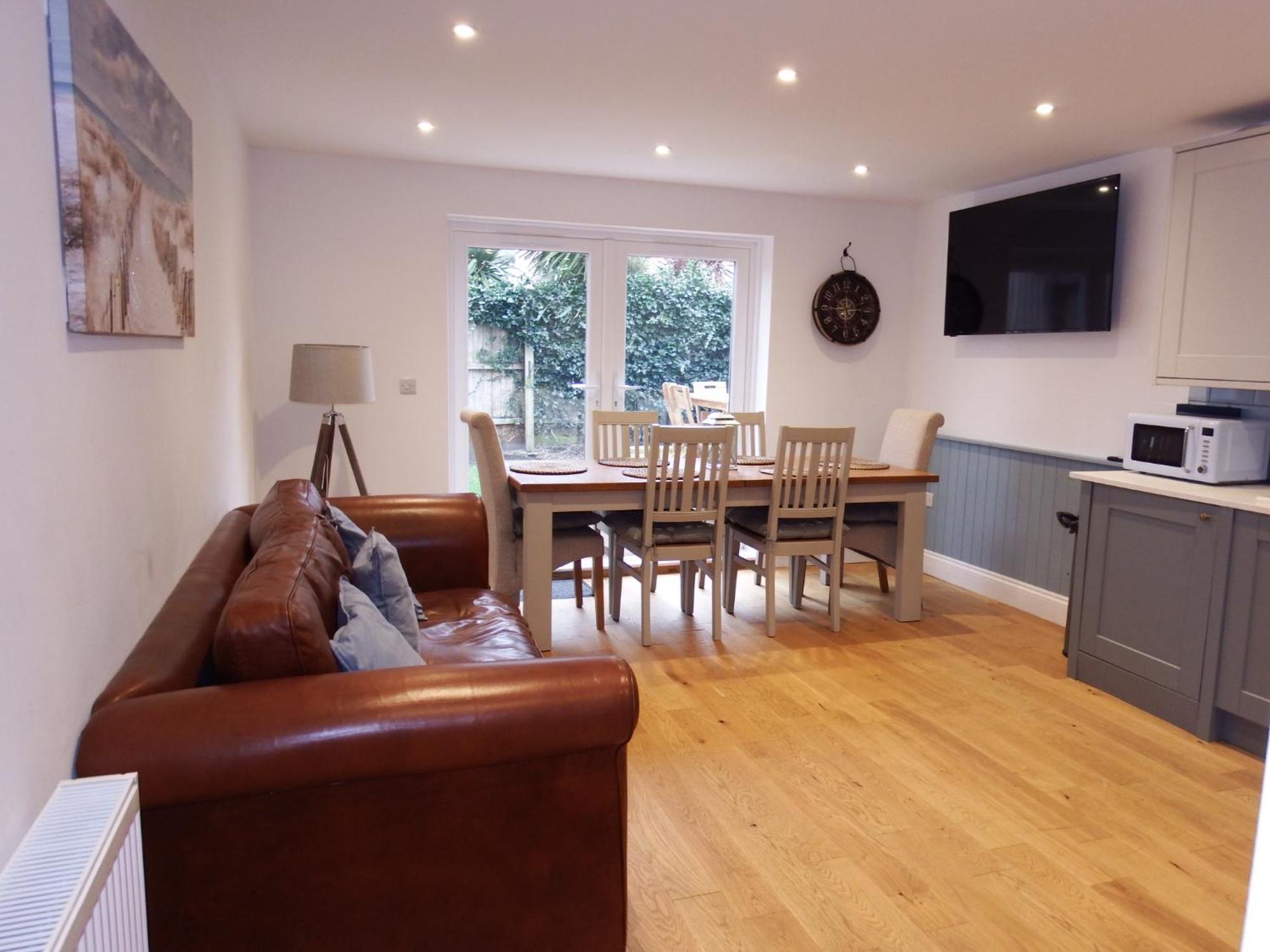 Newly Renovated 3 Bedroom Victorian Detached House 본머스 외부 사진