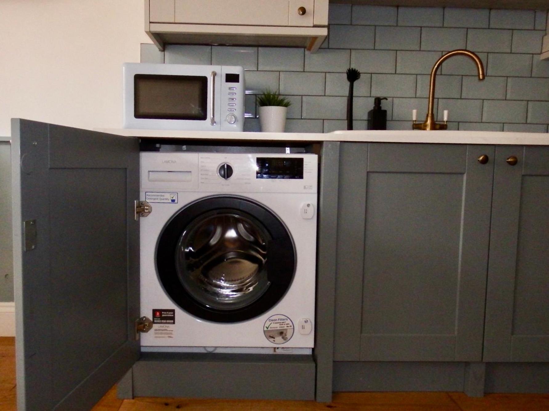 Newly Renovated 3 Bedroom Victorian Detached House 본머스 외부 사진