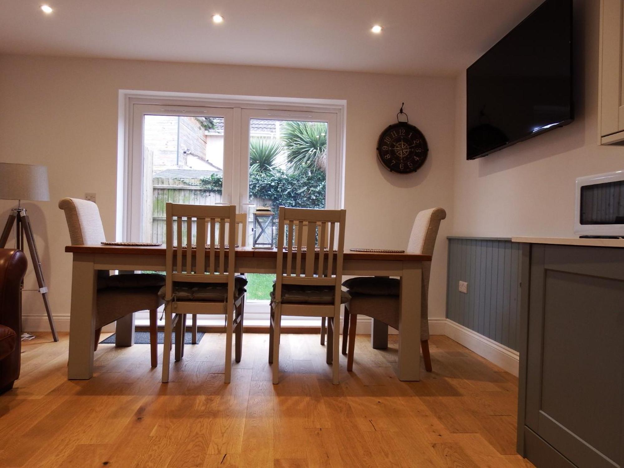 Newly Renovated 3 Bedroom Victorian Detached House 본머스 외부 사진