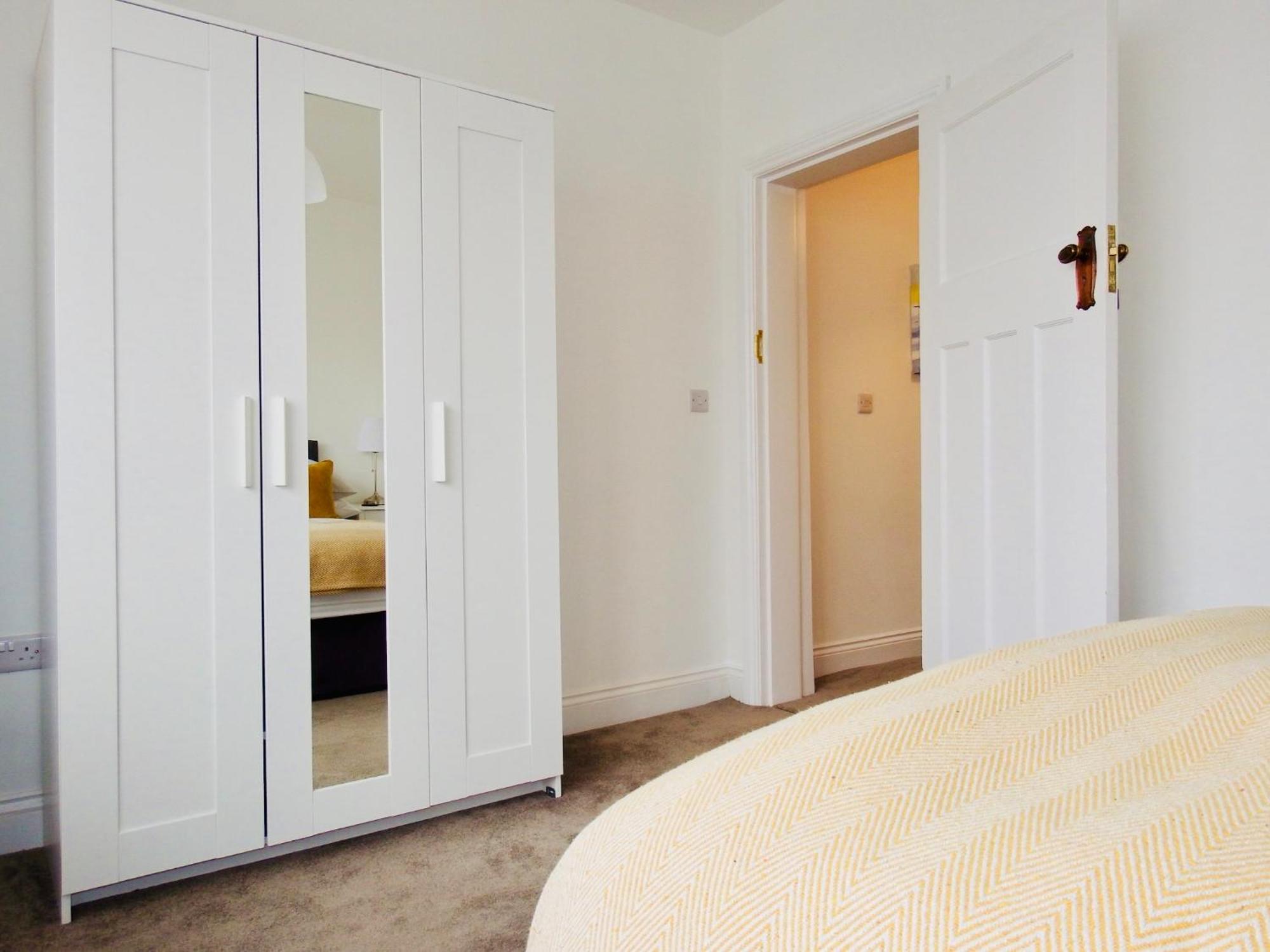 Newly Renovated 3 Bedroom Victorian Detached House 본머스 외부 사진