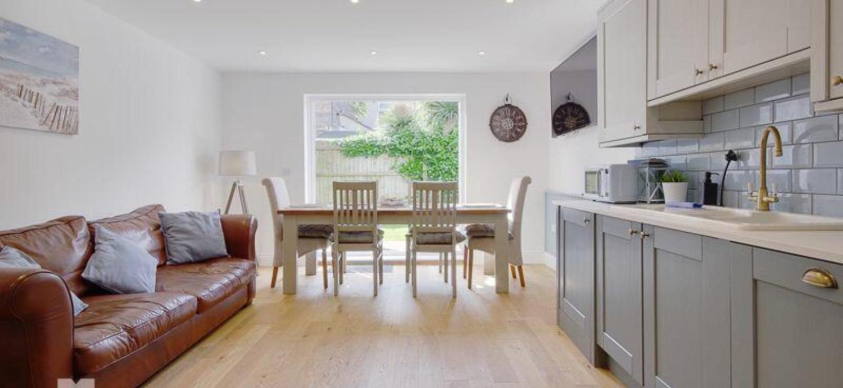 Newly Renovated 3 Bedroom Victorian Detached House 본머스 외부 사진
